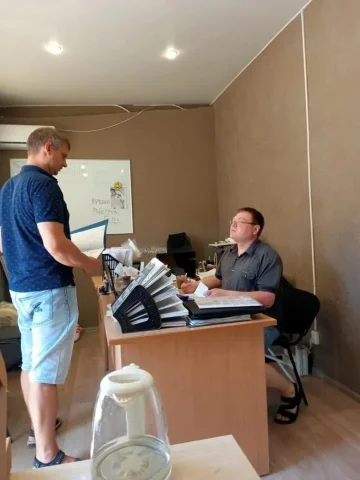 Офис «Регион Пласт Сервис»: менеджер консультирует клиента